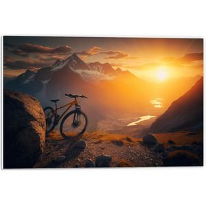 PVC Schuimplaat - Mountainbike Geparkeerd op Bergtop bij Zonsondergang - 60x40 cm Foto op PVC Schuimplaat (Met Ophangsysteem)