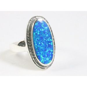 Zware bewerkte ovale zilveren ring met Australische opaal - maat 18.5
