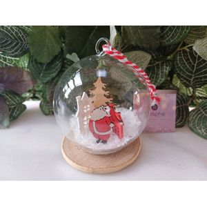 Transparante glazen kerstbal in rood en wit met houten kerstman, huisjes, spar en losse sneeuw Ø8cm x 9cmH