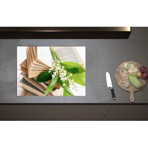 Inductieplaat Beschermer - Boeket Kleine Witte Bloemen Liggend op Stapel Boeken - 70x51 cm - 2 mm Dik - Inductie Beschermer - Bescherming Inductiekookplaat - Kookplaat Beschermer van Zwart Vinyl