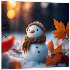 PVC Schuimplaat - Sneeuwpop met Bruine Sjaal en Muts in de Sneeuw tussen de Herfstbladeren - 100x100 cm Foto op PVC Schuimplaat (Met Ophangsysteem)