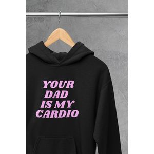 Hoodie - Your dad is my cardio - Wurban Wear | Grappige hoodie | Leuk cadeau | Unisex hoodie | Meme | Meme kleding | Viespeuk | Grappige kleding | Grappige trui | Dubbelzinnige kleding | Wit & Zwart