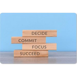 Bureau mat - Motiverende quote Decide, commit, focus, succeed op houten blokken - 60x40
