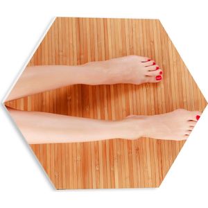 PVC Schuimplaat Hexagon - Bovenaanzicht van Vrouwen Benen met Roodkleurige Teennagels op Houten Ondergrond - 30x26.1 cm Foto op Hexagon (Met Ophangsysteem)