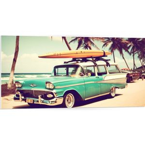 PVC Schuimplaat- Gele Surfplank op Dak van Blauwe Auto aan het Strand - 100x50 cm Foto op PVC Schuimplaat
