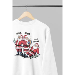 Foute kersttrui - Drink drank drunk - Wurban Wear | 18+ | Grappige sweater | Leuk cadeau | Unisex sweater | Oversized sweater | Kersttrui heren | Foute kerstkleding | Kerst sweater | Kerst diner | Kersttrui dames | Foute kersttruiendag 2025 | Wit