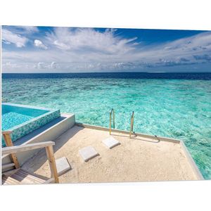 PVC Schuimplaat - Zwembad boven Tropisch Blauwe Zee in Luxe Vakantieverblijf - 100x75 cm Foto op PVC Schuimplaat (Met Ophangsysteem)