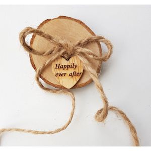 Alternatief ringenschaaltje boomstam met houten hartje Happily Ever After - trouwring - trouwen - huwelijk - bruiloft