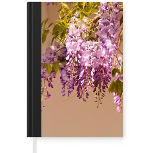 Notitieboek - Schrijfboek - Close-up van blauwe regen in de zon - Notitieboekje klein - A5 formaat - Schrijfblok