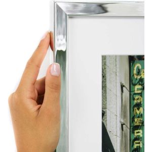 Smalle chroomkleurige kader met witte passe partout. (Handgemaakt) Fotoformaat 20x20 | Kaderformaat 30x30