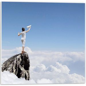 Forex - Persoon op Top van Berg boven Wolken met Papieren Vliegtuig - 50x50cm Foto op Forex