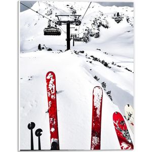 Forex - Rode Ski's in Skilift  - 30x40cm Foto op Forex