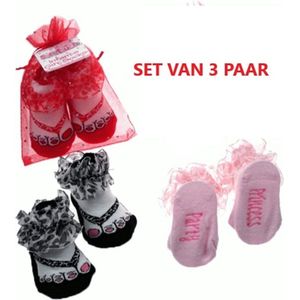 set van 3 paar baby sokjes in teenslipper model - verpakt in tulen zakjes - baby cadeau