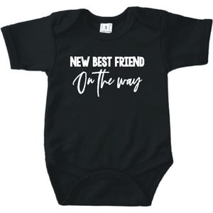 Baby romper met tekst zwangerschap aankondiging | New best friend on the way | Zwart | korte mouw | maat 56 cadeautje zwangerschap aankondiging bekendmaking |Cadeautje 100% katoen.