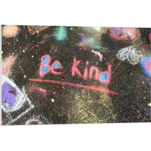 Forex - Stoep onder Gekleurd met Stoepkrijt met tekst ''Be Kind'' - 90x60cm Foto op Forex