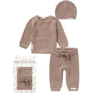 Noppies - Geschenkverpakking met kledingset - Taupe - 3delig - Broek Grover - trui Pino - Muts Rosita - Maat 56