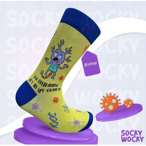 I'M OVEREATING, IT'S IN MY GENES! - BIOLOGY - BIOLOGIE - 2 Pack - Grappige Sokken voor Mannen & Vrouwen - BIG SHOE (41-46) Socks - Humorvolle Huissokken - Geschenk voor Heren, Dames, Vader, Moeder, Vriendin, Zus, Oma - Cadeau SOCKY WOCKY
