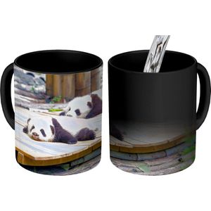 Magische Mok - Foto op Warmte Mokken - Koffiemok - Panda's - Vloer - Hout - Magic Mok - Beker - 350 ML - Theemok