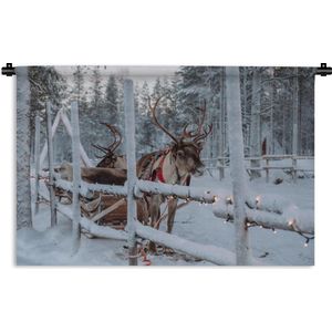 Wandkleed Kerst - Een rendier in het Dorp van de Kerstman in Finland Wandkleed katoen 180x120 cm - Wandtapijt met foto XXL / Groot formaat!