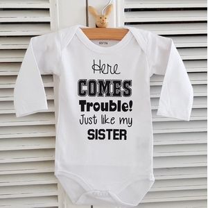 Rompertje baby tekst lange mouw met tekst zus wit zwart Maat 62-68 jongen of meisje geboorte cadeautje zwangerschapsaankondiging