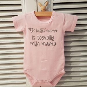 Baby Rompertje eerste moederdag licht rose meisje met tekst |  De liefste mama is toevallig mijn mama | korte mouw | roze met grijs | maat 62/68