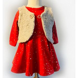 Handgemaakt Rood Kerstjurkje voor Meisjes (Maat 98) – Feestelijke Kinderkleding met Gouden Accenten