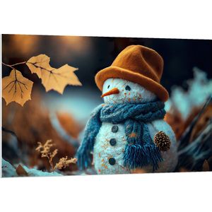 PVC Schuimplaat - Sneeuwpop met Bruine Hoed en Blauwe Sjaal tussen de Herfstbladeren - 120x80 cm Foto op PVC Schuimplaat (Met Ophangsysteem)