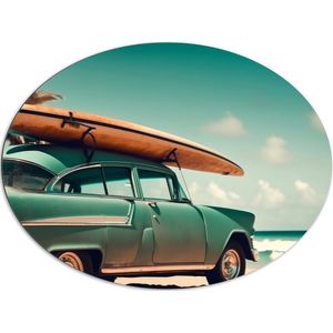 Dibond Ovaal - Houten Surfplank op Dak van Blauwe Auto geparkeerd op het Strand - 108x81 cm Foto op Ovaal (Met Ophangsysteem)