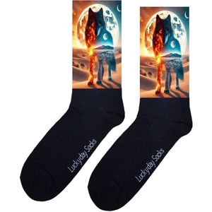 Wolf - Opkikker - Grappige sokken - Valentijns cadeau - Verjaardag cadeau - Sint cadeau - Leuke sokken - Vuur - Natuur - Vrolijke sokken - Cadeautje - Grappige cadeau - Kerstsokken - Vaderdag - Moederdag - Maan - Dier - Socks maken Happy - 37-44