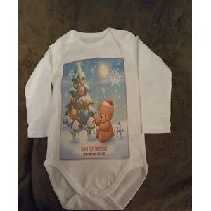 Baby's First Christmas Romper (Maat 50/56) – Romper met Lange Mouwen - Romper met Teddybeer, Kerstboom en Sneeuwpoppen – Leuk Kerstcadeau / Eerste Kerstoutfit – Feestelijke Babykleding