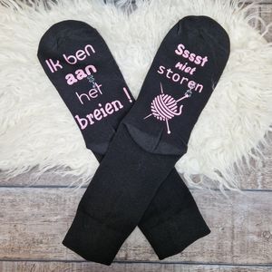 Sokken breien - dames sokken - katoen - zwart - grappige sokken - maat 35/38 - ik ben aan het breien - witte opdruk