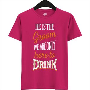 He Is The Groom | Vrijgezellenfeest Cadeau Man - Groom To Be Bachelor Party - Grappig Bruiloft En Bruidegom Bier Shirt - T-Shirt - Unisex - Fuchsia - Maat L