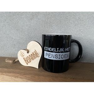 Creaties van Hier - Beker - Black & White mok - Pensioen - met houten hartje Bedankt