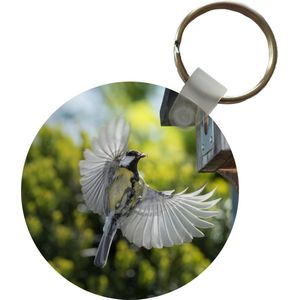 Sleutelhanger - Een koolmees vliegt een vogelhuisje in - Plastic - Rond - Uitdeelcadeautjes