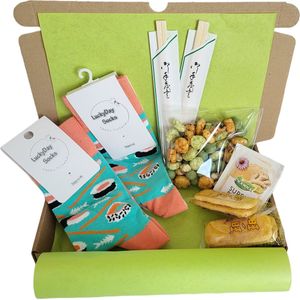 Cadeau box – Sushi – Gefeliciteerd - Verrassings Pakket – Verjaardag - Gift box - Grappig - Cadeau voor vrouw man – Kado – Sokken - Verjaardags cadeau – Jarig -Geschenkdoos – LuckyDay Socks - Maat 36-40 en Maat 41-45
