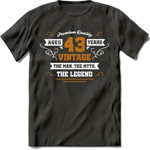 43 Jaar Legend T-Shirt | Goud - Wit | Grappig Verjaardag en Feest Cadeau Shirt | Dames - Heren - Unisex | Tshirt Kleding Kado | - Donker Grijs - XL