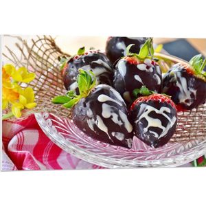 Forex - Chocolade Aardbeien in een Mandje - 90x60cm Foto op Forex
