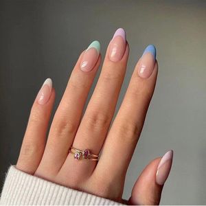 Manicure Set 24-druk-op-nagels-korte-vierkante-nagels-glanzend-voor-dames-meisjes-Frans-tipontwerp-kunststof-acryl-volledige-dekkende-vingernagels-voor-het-plakken-op-manicure-meerkleurig