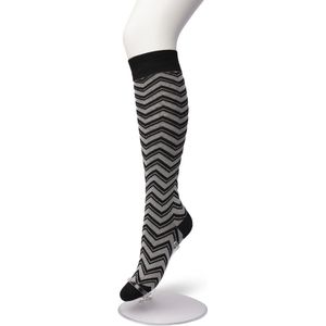 Bonnie Doon Dames Glitter Kniekousen Zwart/Zilver maat 36/42 - Feestelijke Knie Kousen - Strepen - Party Knie Sokken - Uitstekend draagcomfort - Glittering Zig Zag Knee High - Kniesokken - Lurex - Zakt niet af - Black/Silver - LL201501.141
