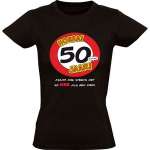 Hoera 50 jaar! Maar nog steeds zo gek als een deur Dames T-shirt - verjaardag - jarig - abraham - sarah - feest - vijftig - 50e verjaardag - grappig