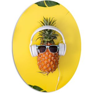 PVC Schuimplaat Ovaal - Ananas met Witte Headset op Felgele Achtergrond - 51x68 cm Foto op Ovaal (Met Ophangsysteem)