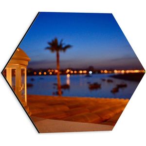Dibond Hexagon - Kaarsje aan het Water - 30x26.1 cm Foto op Hexagon (Met Ophangsysteem)