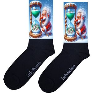 Kerstsokken - Kerstcadeau - Kerstman zandloper sokken - December Kado - Grappige sokken - Leuke sokken - Vrolijke sokken - Luckyday Socks - Kerst Cadeau sokken - LuckyDay Socks - Sokken waar je vrolijk van wordt - Maat 37-44