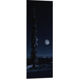 WallClassics - PVC Schuimplaat- Elektriciteitsmast in de Nacht met de Maan aan de Hemel - 40x120 cm Foto op PVC Schuimplaat