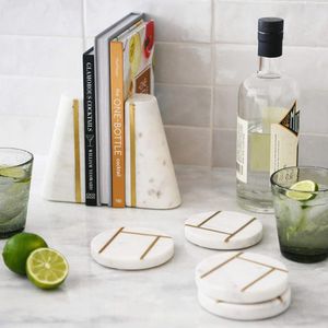 Geometrische marmeren boekensteunen - wit met messing inleg