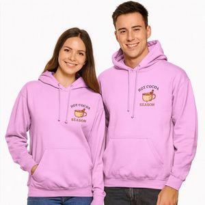 Hoodie “Hot Cocoa Season” – Roze Unisex Trui met Opdruk – Warme & Trendy Winter Hoodie – Maat M