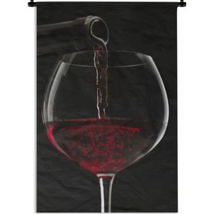 Wandkleed Rode wijn - Plaatje van rode wijn die in wijnglas wordt gegoten Wandkleed katoen 60x90 cm - Wandtapijt met foto