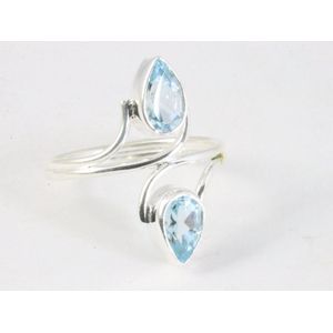 Fijne zilveren ring met blauwe topaas - maat 19