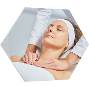 PVC Schuimplaat Hexagon - Vrouw - Spa - Gezichtsbehandeling - Massage - 70x60.9 cm Foto op Hexagon (Met Ophangsysteem)