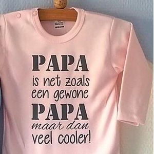 Baby Rompertje licht rose meisje met tekst | papa is net zoals een gewone papa maar dan veel cooler | lange mouw | roze met grijs | maat 62/68